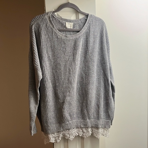 Grey sweater with lace trim - Picture 2 of 6